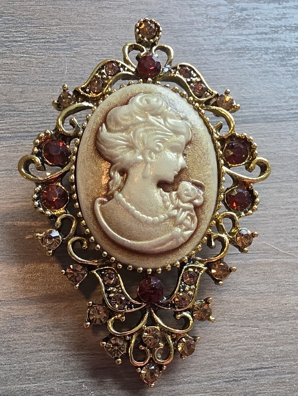 Vintage-Style Cameo Brooch – Gold Tone with Burgundy Accents